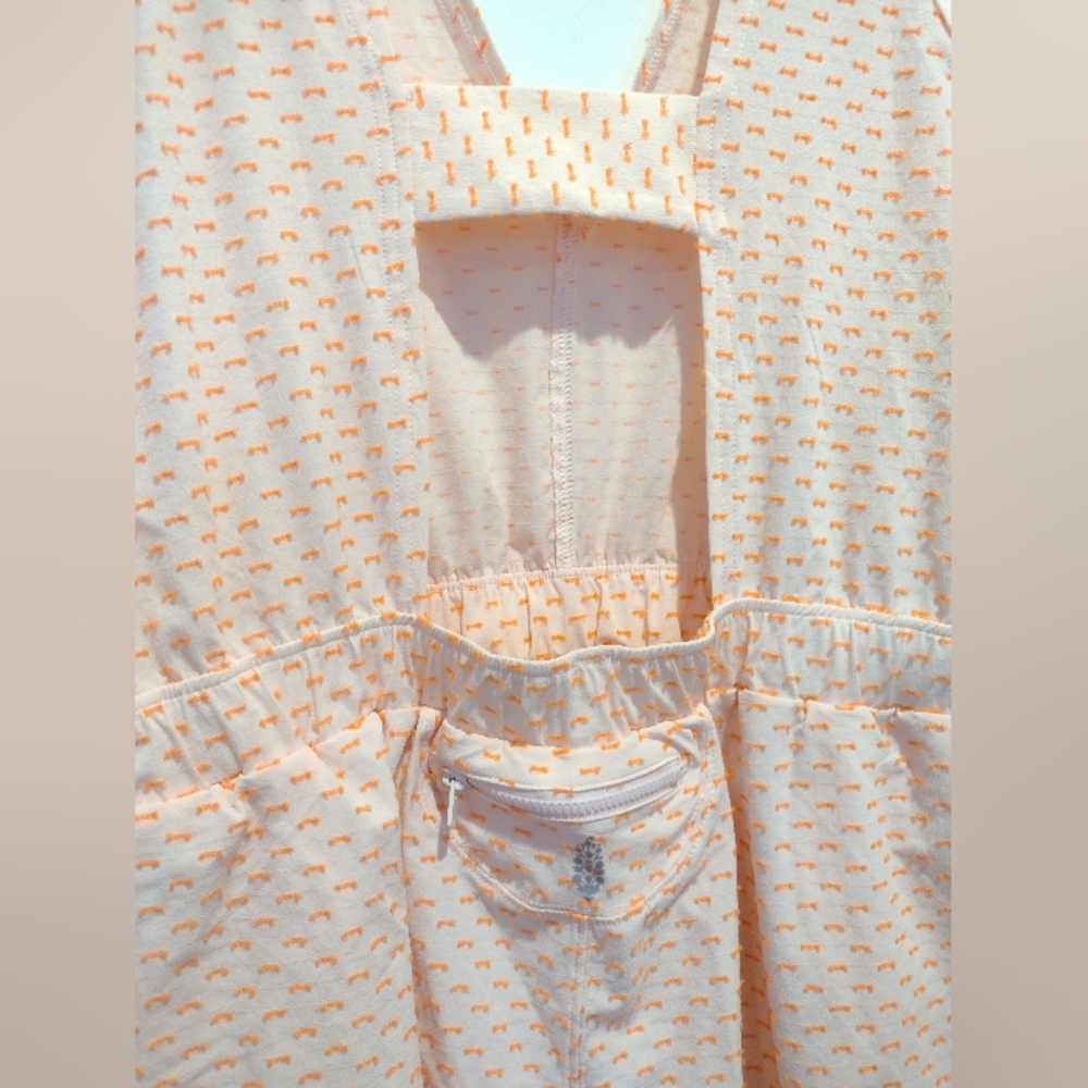Free people orange romper w/ open back and small back pocket size large NWT - Picture 4 of 5